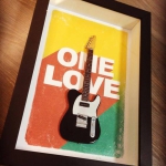Quadro One Love com Mini Guitarra