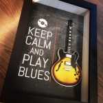 Quadro Keep Calm and Play Blues Com Miniatura de Guitarra Semi Acstica