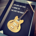 Quadro John Lennon com Mini Guitarra