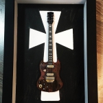 Quadro Tony Iommi com Mini Guitarra