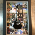 Quadro Silvio Brito com Mini Guitarra