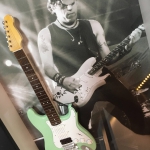 Quadro Yves Passarell com Mini Guitarra (produzido exclusivamente para o msico)