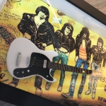 Quadro Johnny Ramone com Mini Guitarra