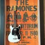 Quadro Johnny Ramone com Mini Guitarra