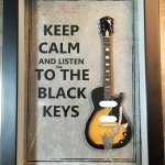 Quadro Dan Auerbach com Mini Guitarra