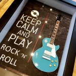 Quadro Kepp Calm and play Rock 'n Roll com Mini Guitarra