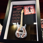 Quadro Bon Jovi Tour com Mini Guitarra