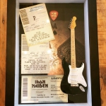 Quadro com Ingresso, Palheta e Mini Guitarra