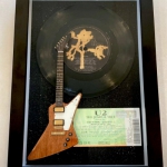 Quadro The Edge com Mini Guitarra, Disco de Vinil e Ingresso