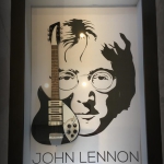 Quadro John Lennon com Mini Guitarra