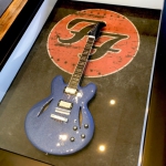 Quadro Dave Grohl com Mini Guitarra