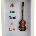Quadro All You Need is Love com mini Baixo