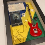 Quadro Joe Satriani com Mini Guitarra