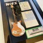 Quadro Fat Mike com Mini Guitarra