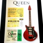 Quadro Brian May com Mini Guitarra