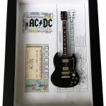  Quadro Angus Young com Mini Guitarra