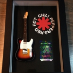 Quadro John Frusciante com Mini Guitarra