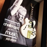 Quadro Alex Lifeson com Mini Guitarra